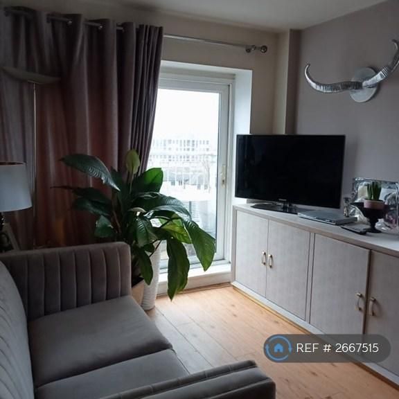 1 bedroom in a flat share to rent - Photo 1