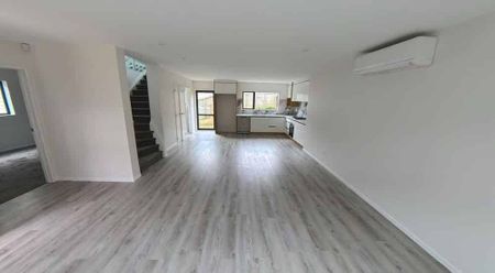 Modern Four-Bedroom Home, close to Westgate Mall - Photo 3