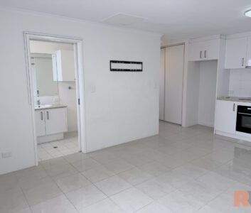 Top Floor Studio Apartment with Air Conditioning - Photo 4