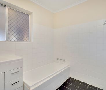 Spacious Family Home! - Photo 2