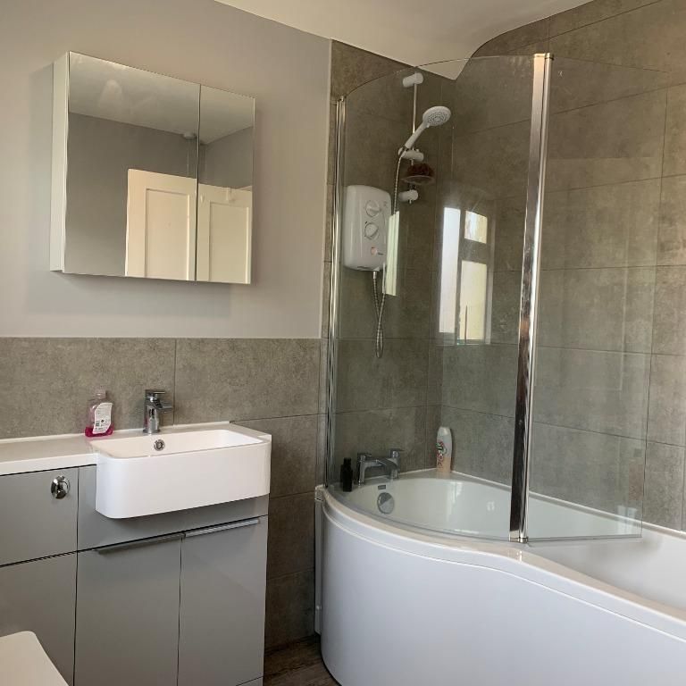 1 bedroom in a house share to rent - Photo 1