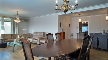 Ruim en lichtrijk appartement met lift en terras in residentie “Mozart” te Eeklo! - Photo 5