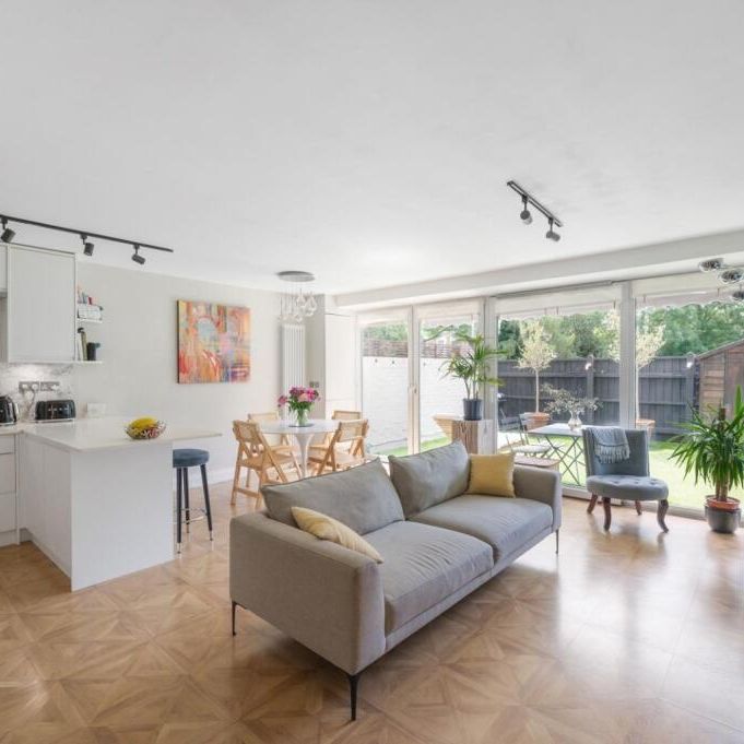 4 Bed Maisonette, Goulden House, SW11 - Photo 1