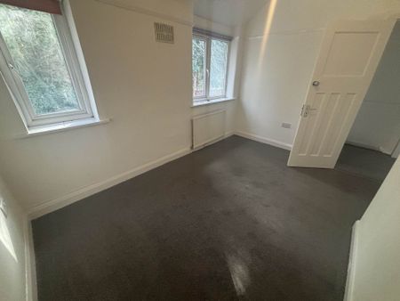 Price £1,000 pcm - Available Now - Unfurnished - Photo 3