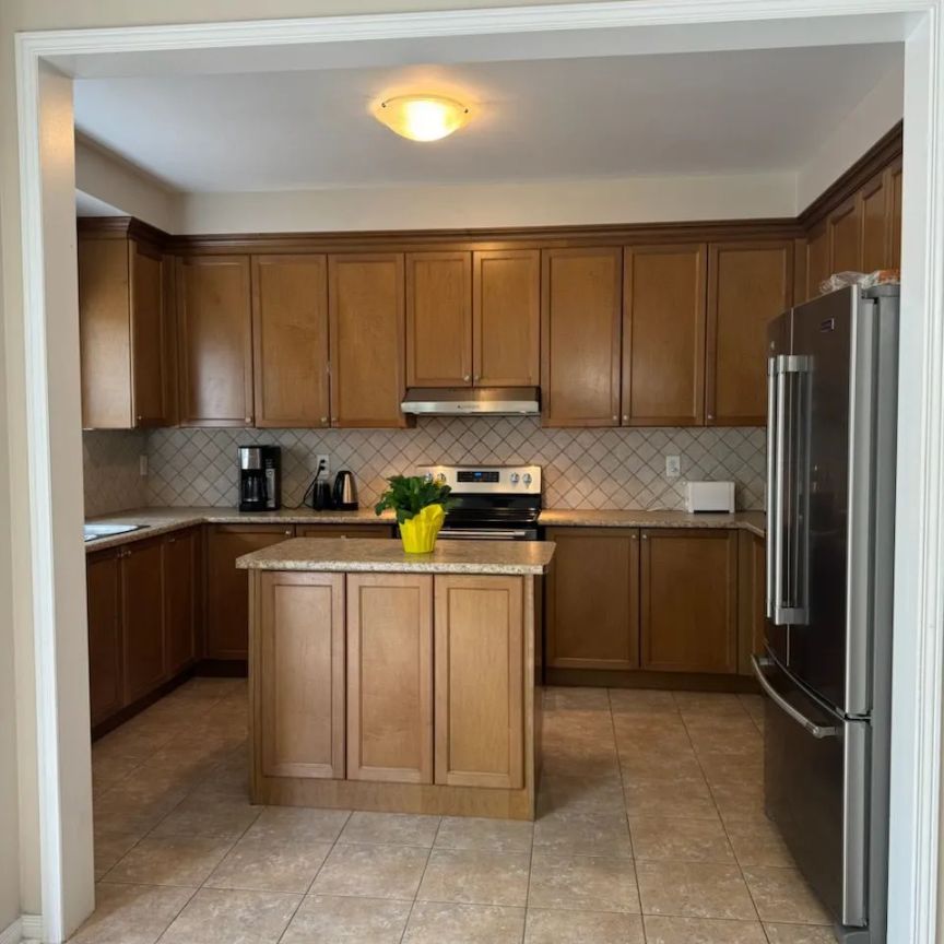 Detached Home For Lease | W9237250 - Photo 1