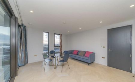 2 bedroom flat in London - Photo 2