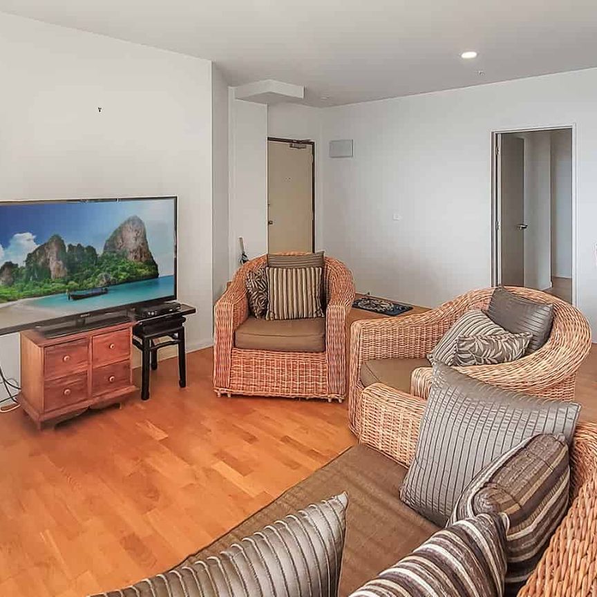 Spacious 3 bedroom 2 Bathroom apartment with amazing views and carpark . - Photo 1