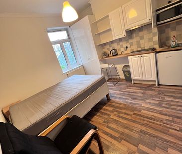 Studio Flat, Fulham Palace Road, W6 - Photo 1