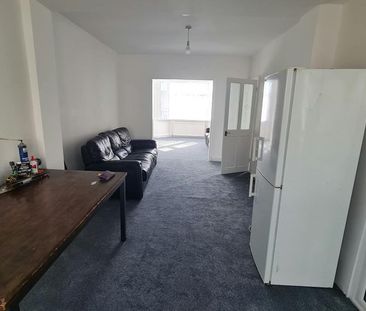 4 bedroom end of terrace house to rent - Photo 2