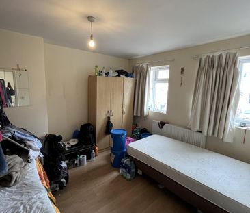 Beautiful 4/5 Bed house to let for £3500 in Wembley HA9 Available 7... - Photo 4