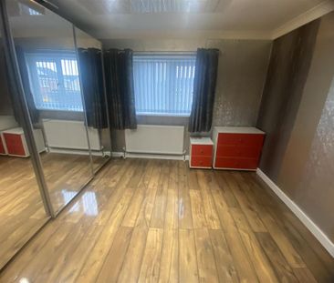 4 bedroom semi-detached house to rent - Photo 5