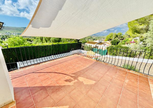 Private villa with pool for long term rental in Javea