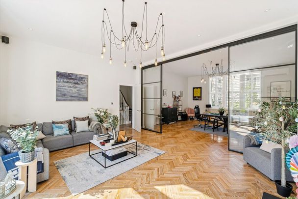 An exceptional family home, offering approximately 4,849 sq ft of accommodation. - SHORT LET. - Photo 1