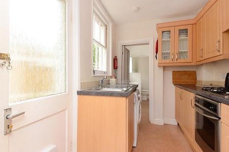 4 bedroom semi-detached house to rent - Photo 5