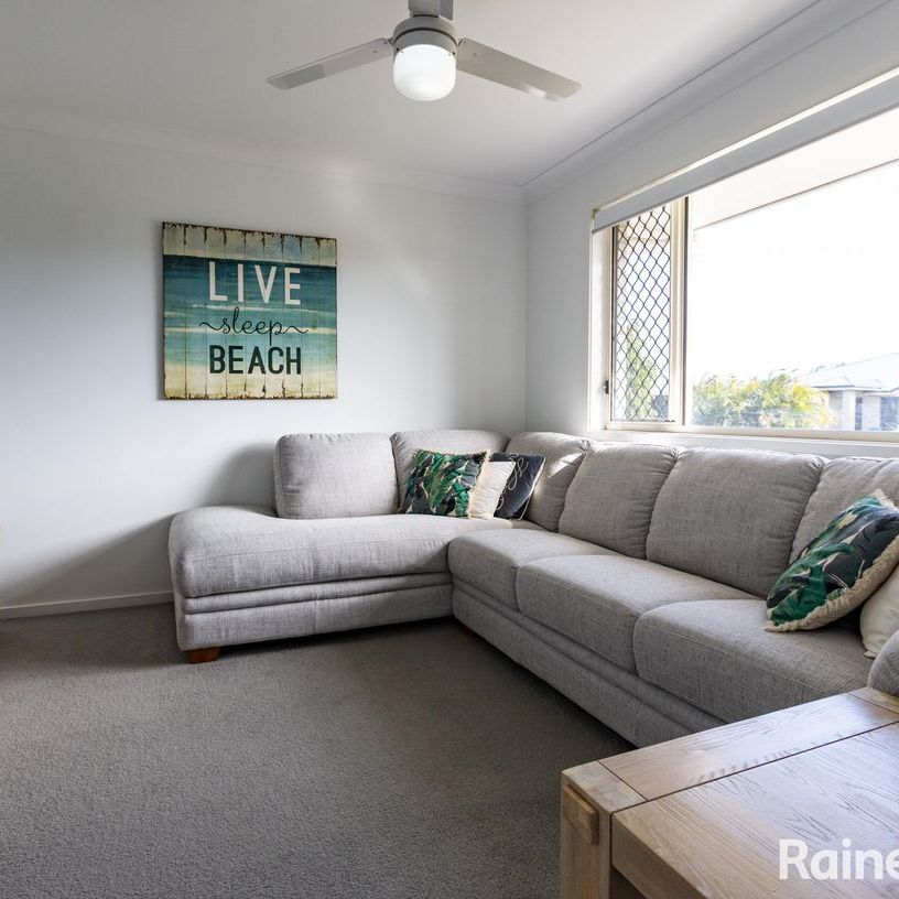 Beautiful spacious modern family home at Coral Cove - Photo 1