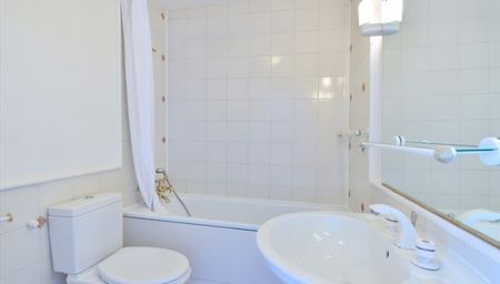 Two Bedroom Flat to rent in London - Photo 5