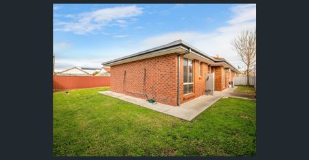 Spacious Townhouse - Photo 2