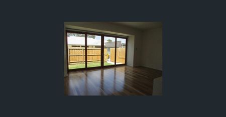 Modern townhouse close to transport! - Photo 2