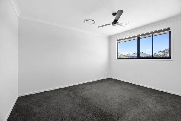 Stunning Modern 6 Bedroom Home in Coomera Waters with Pool - Photo 1