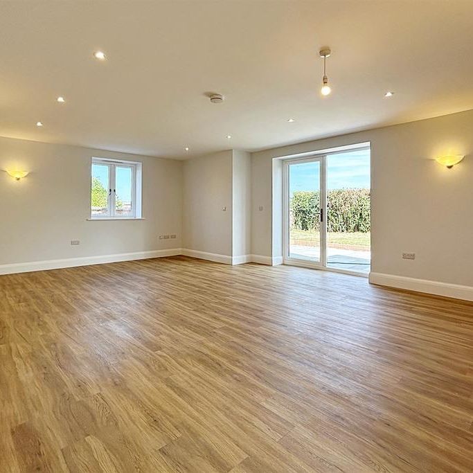 4 bedroom detached house to rent - Photo 1