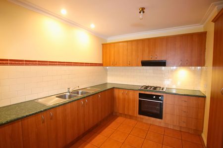 Spacious & Stylish Three-Storey Townhouse in Prime Location. - Photo 3