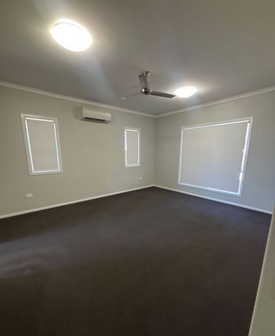 Modern 4-Bedroom Home with Study - Photo 3