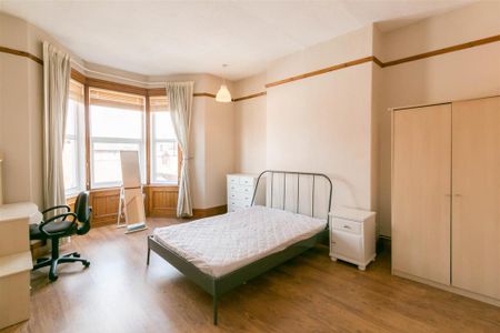 3 bedroom flat to rent - Photo 2