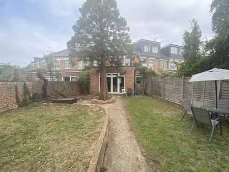 4 bedroom semi-detached house to rent - Photo 5
