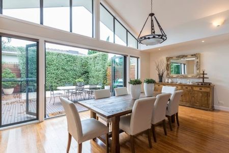 Stunning Family Home Renovated to Perfection! - Photo 2