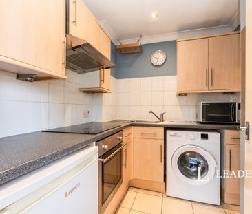 studio to rent Coopers Lodge, Acre Road - Photo 5