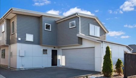 4 Bed And 2 Bathroom Modern Home - Photo 3