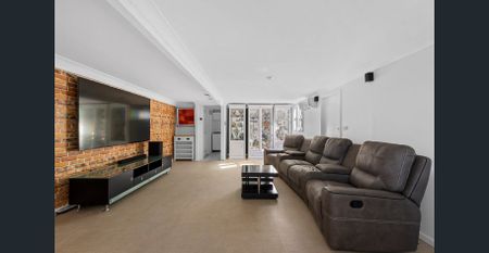 Tropical-Inspired light-filled 3 Bedroom Family Home with Balcony, Deck & Pool in the Heart of Labrador. - Photo 2