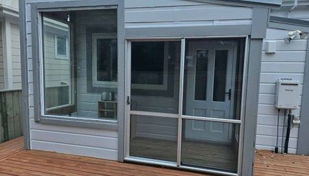Fully Renovated 3BR House with - Deck & St Parking - Photo 5