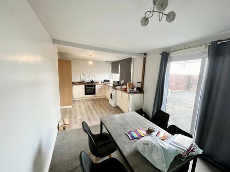 4 bedroom terraced house to rent - Photo 2