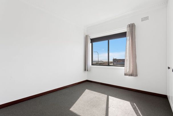 Spacious, freshly renovated top floor unit - Photo 1