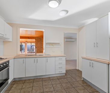 Spacious Family Home in Quiet Cul-De-Sac - Photo 2