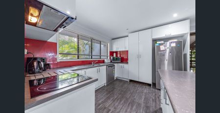 Perfect family home with spacious backyard and greenery - Photo 3