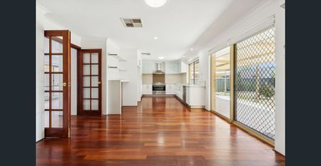 SPACIOUS FAMILY HOME ON LARGE BLOCK – LIGHT, COMFORT & COASTAL CONVENIENCE - Photo 4