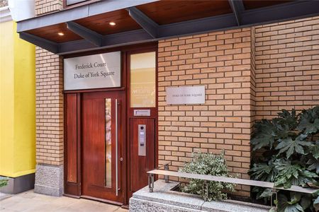 Recently refurbished two bedroom apartment - Photo 3