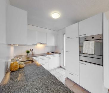 Bright apartment in an inviting family neighborhood! - Photo 2