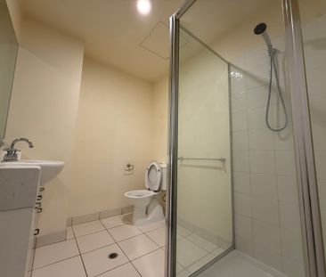 Urban Convenience Meets Stylish Simplicity in the Heart of Melbourne - Photo 3