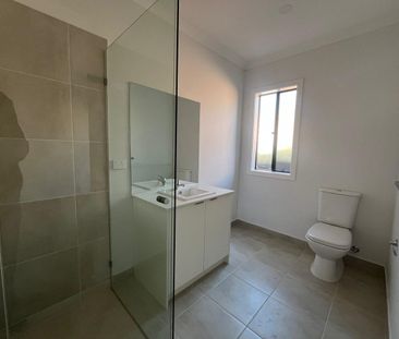 5 Raptor Place, Melton South, Vic 3338 - Photo 4