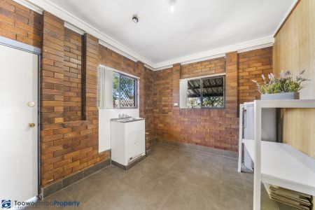 Immaculate, low maintenance home tucked away in quiet Centenary Heights cul-de-sac! What an opportunity! - Photo 3