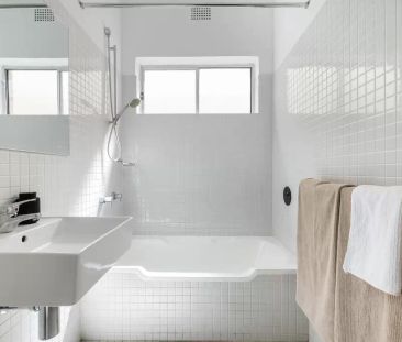 Elegant family home with indoor/outdoor flow – Max. 6 month lease - Photo 6