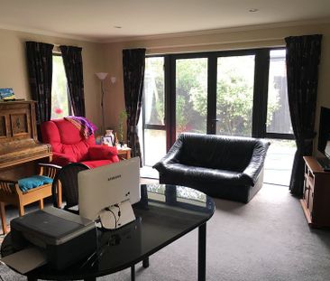 Prime Family Home in Quiet Street – Solar-Powered - Photo 3