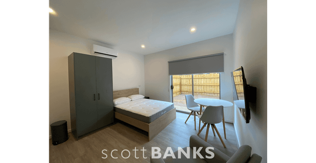 Ground Floor Studio with Courtyard - FREE FIRST WEEK'S RENT! - Photo 1