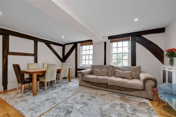 A charming first floor two bedroom apartment in Ascot. - Photo 1