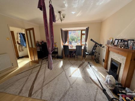 4 Bed House - Detached - Photo 2