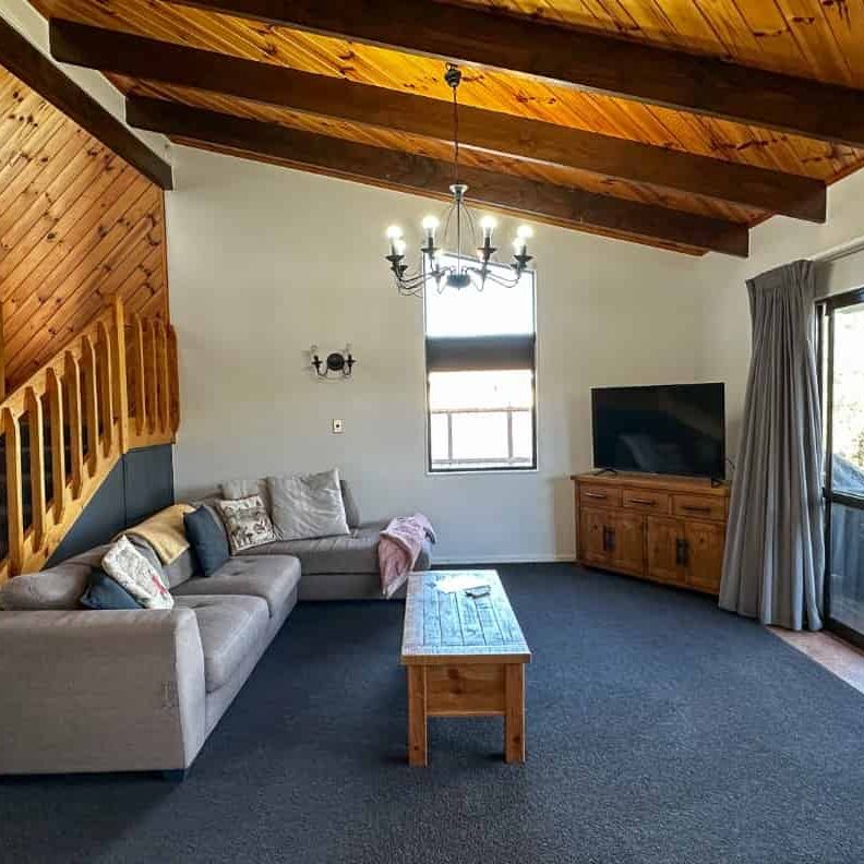 Fully furnished three bedroom home with spa pool! - Photo 1