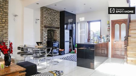 Room to rent in 3-bedroom house in North Inner City, Dublin - Photo 2